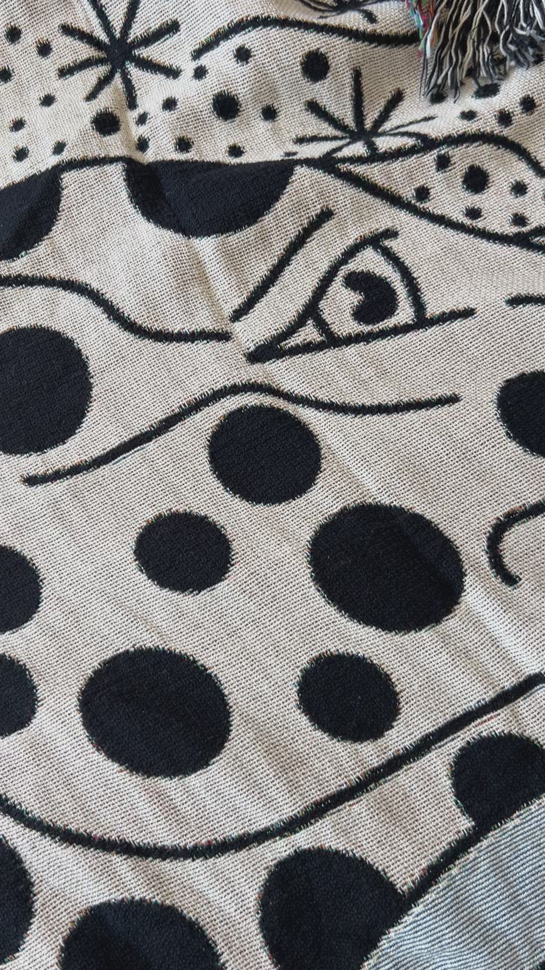 3 Dogs Woven Blanket video - but.city