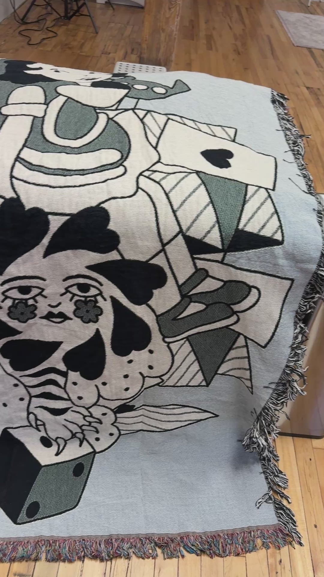 Tiger Shoekids Woven Blanket video - but.city