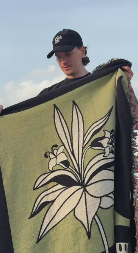 Flower Crack Woven Blanket video - but.city