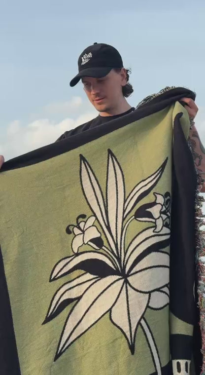 Flower Crack Woven Blanket video - but.city